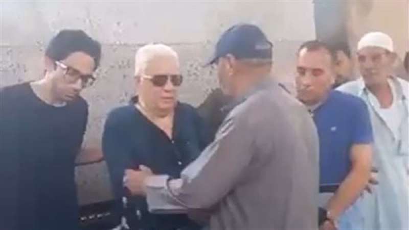 مرتضى منصور يتلقى العزاء في شقيقته بالمقابر بعد تشييع جثمانها بالدقهلية | بث مباشر